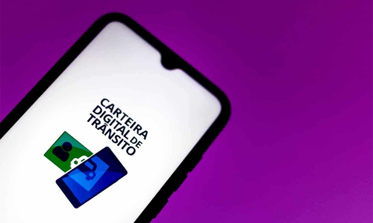 Na imagem, celular com o aplicativo da carteira digital de trânsito aberto em tela inicial.