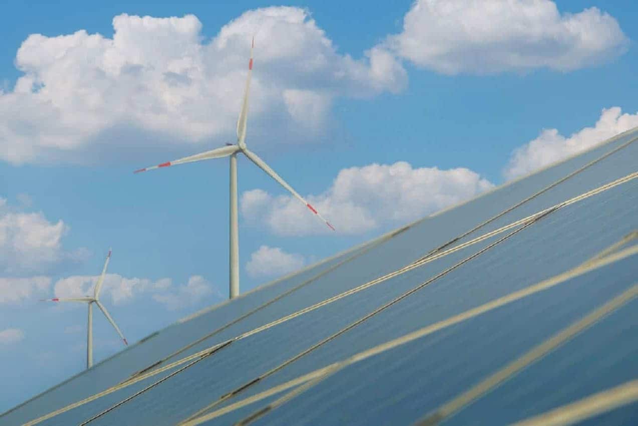 Imagem de equipamentos de energias eólica e solar.