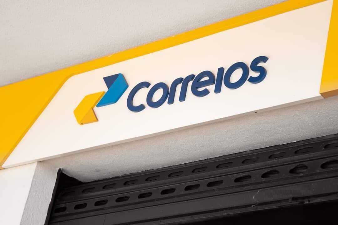 Placa dos Correios na fachada de uma agência