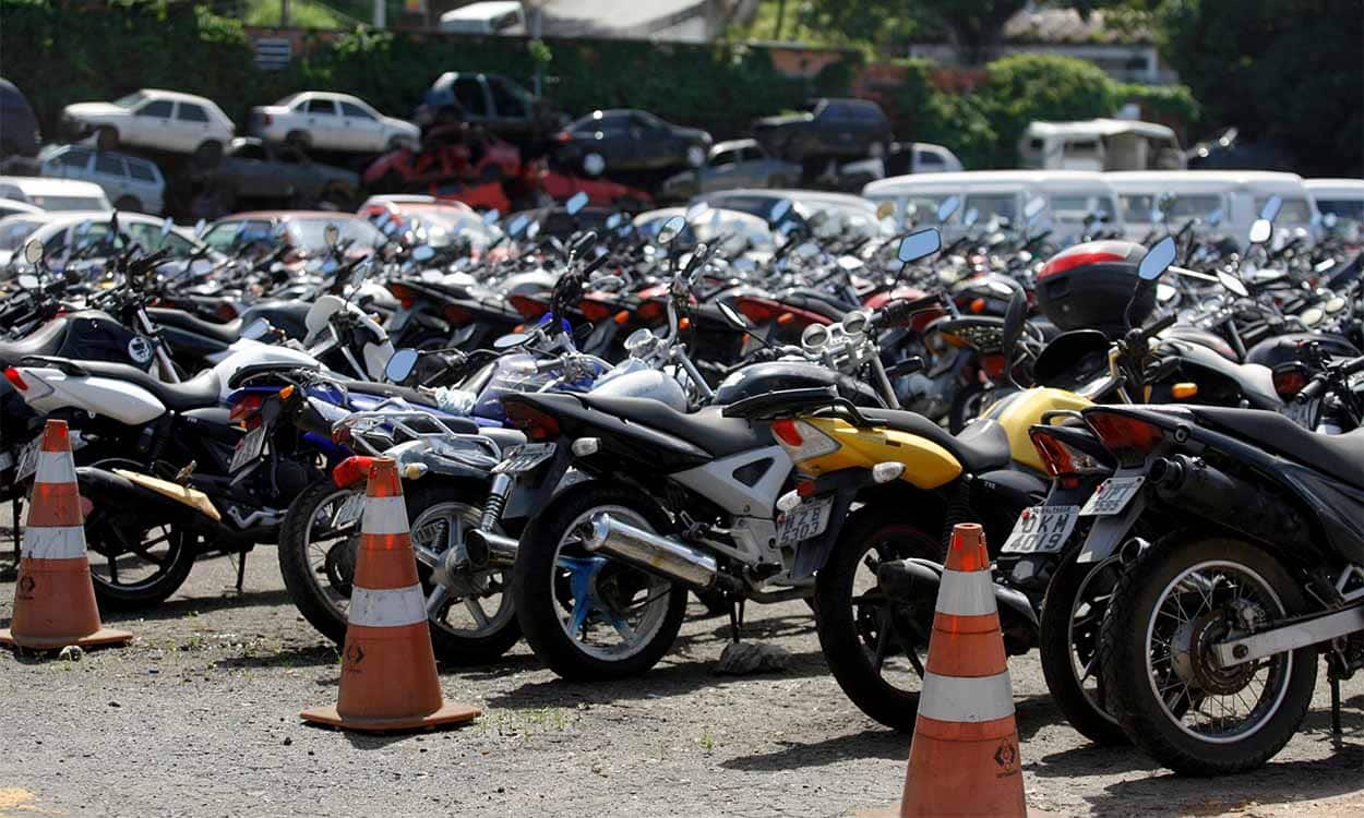 Diversas motos estacionadas, parecem ter sido apreendidas