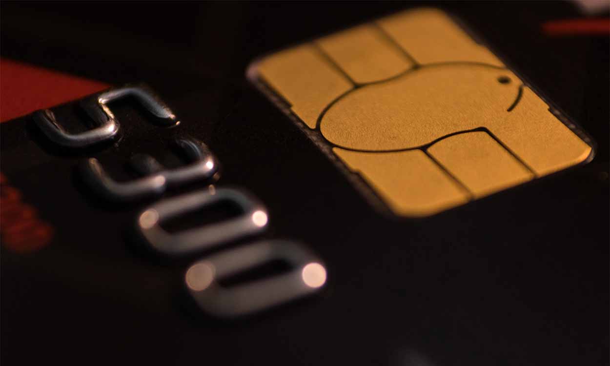 Imagem com zoom do chip de um cartão de crédito.