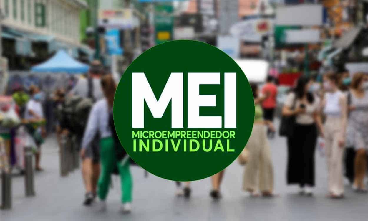 Logo MEIs sobreposto a imagem de pessoas andando na rua ao fundo, que está desfocada.