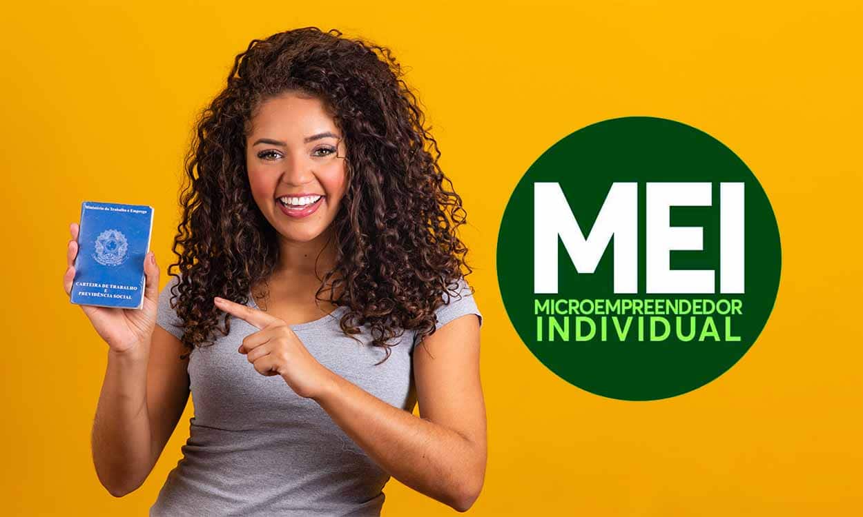 Mulher com expressão feliz segurando sua carteira de trabalho (CLT) e ao lado a logo do MEI.