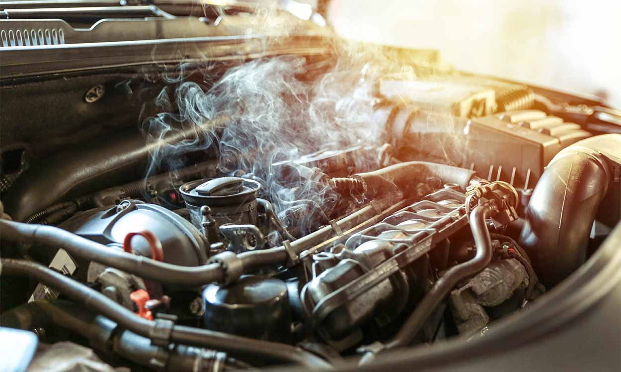 Motor de uma carro saindo fumaça