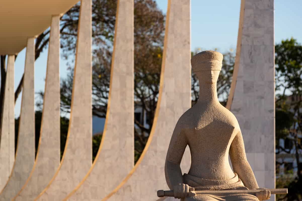 Estátua em frente ao Superior Tribunal Federal.