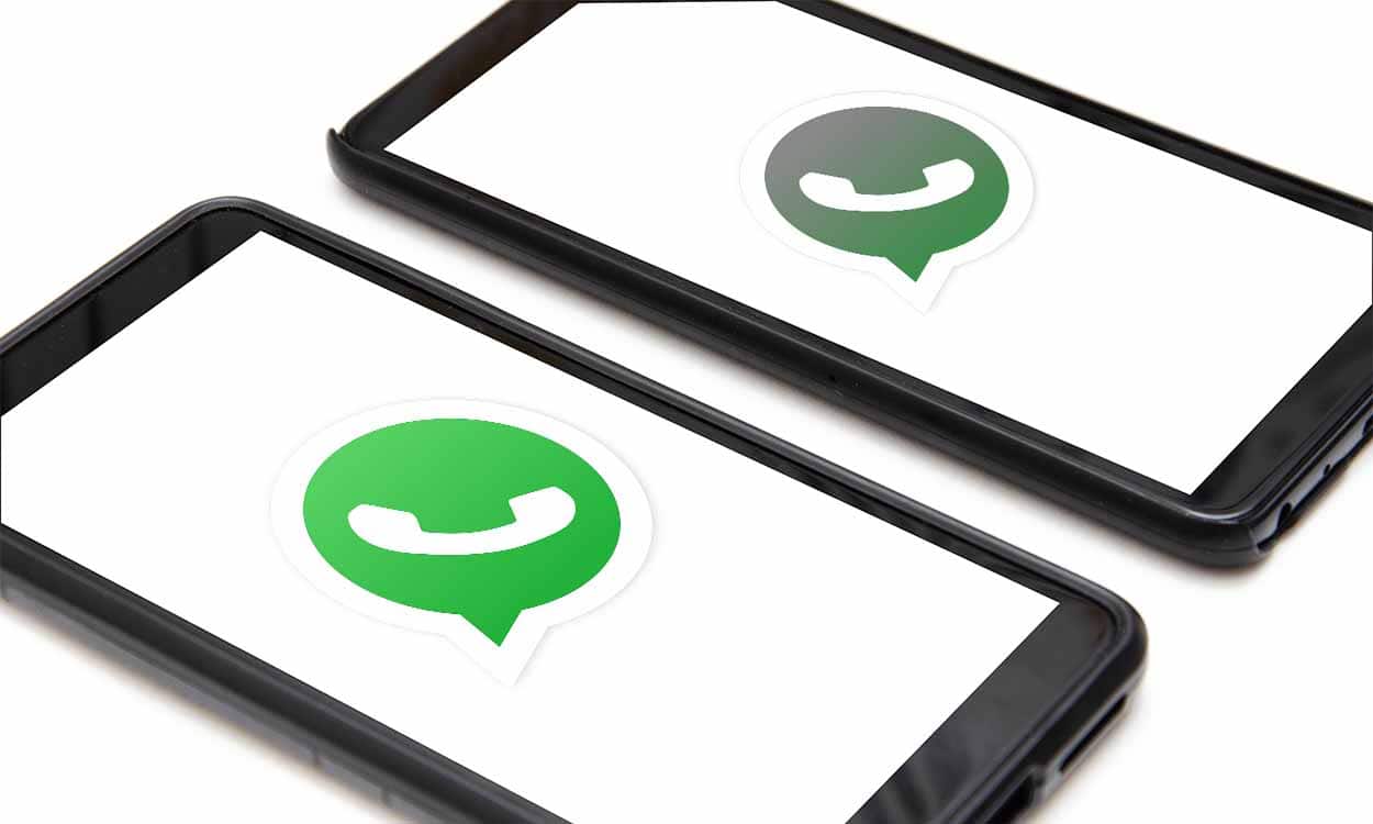 Celulares na mesa com logo do WhatsApp