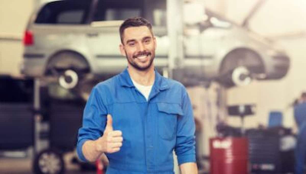 Mecânico simbolizando profissões que não exigem Ensino Médio