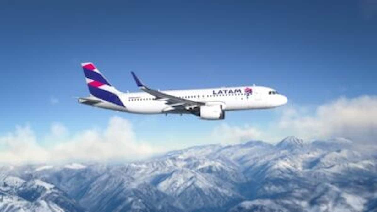 Imagem de um avião da Latam no ar.