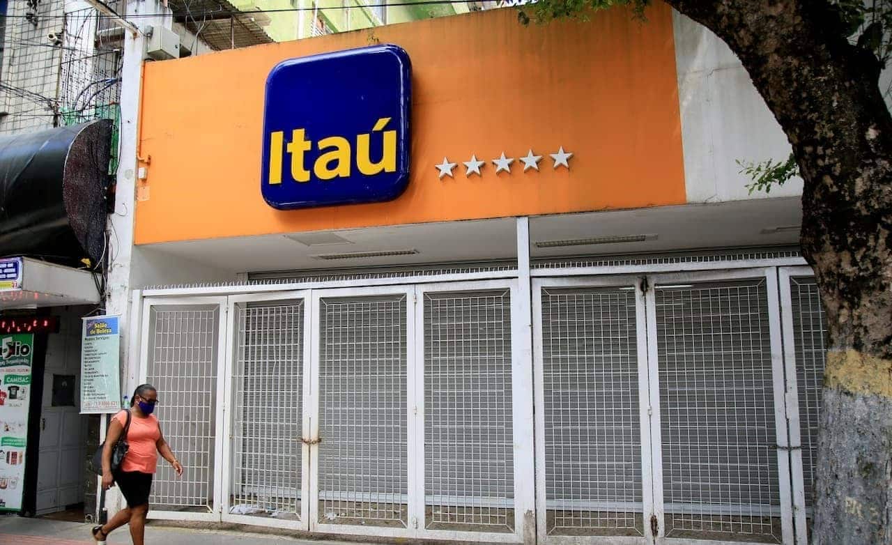Fachada de agência Itaú fechada