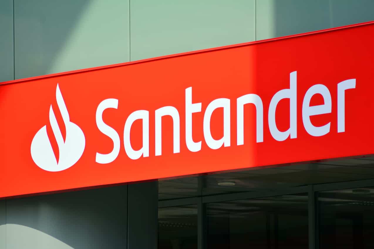 Fachada de uma agência do Santander