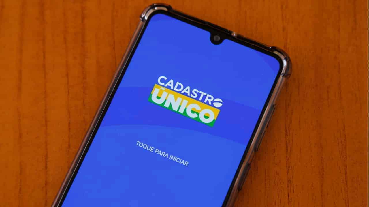 Celular com app CadÚnico aberto