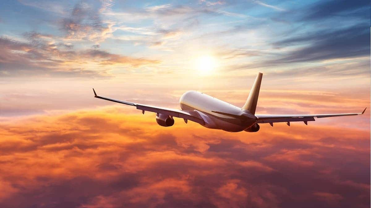 A imagem mostra um avião no céu em voo aviação