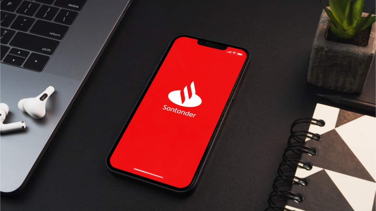 Celular com logo Santander.