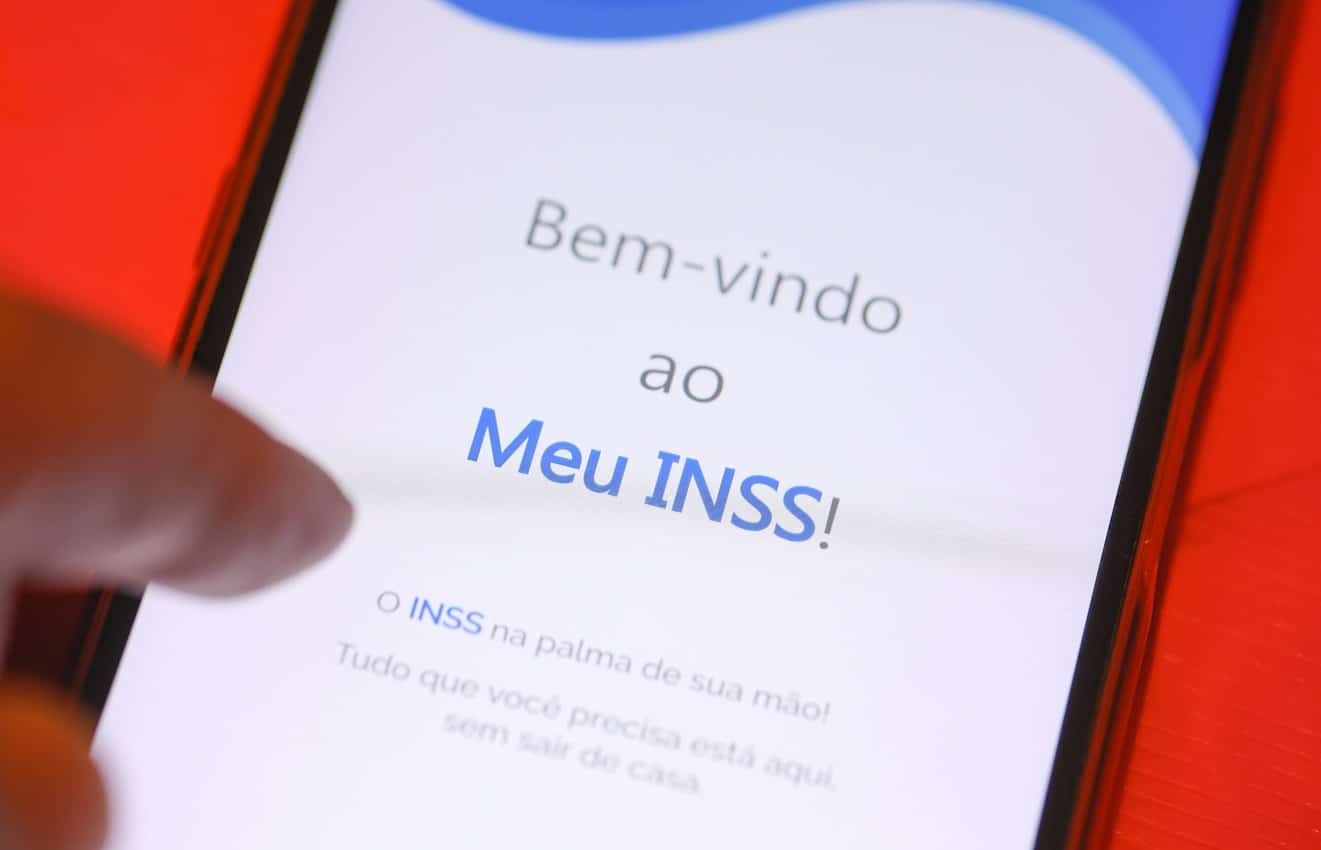 Na imagem, celular com aplicativo Meu INSS aberto na página inicial.