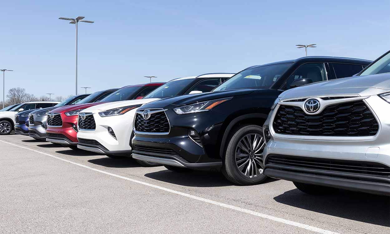 Carros da Toyota enfileirados em estacionamento