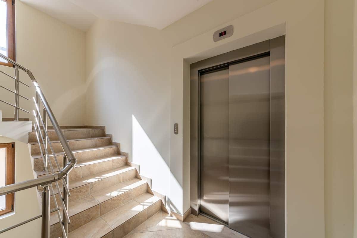 Elevador em prédio de condomínio