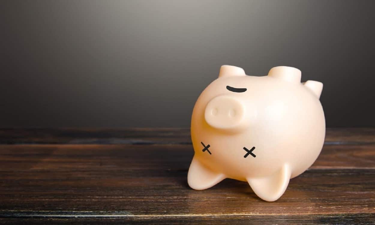 Cofre em formato de porco de cabeça para baixo com os olhos no formato de "X" e uma expressão triste. Banco Central