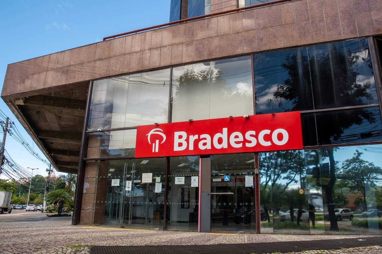 Fachada de uma agência do Bradesco.