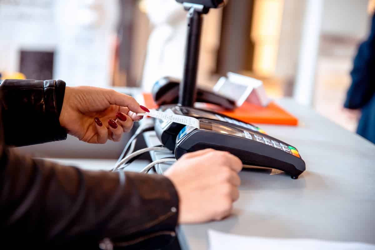 Mulher imprimindo Nota Fiscal em máquina