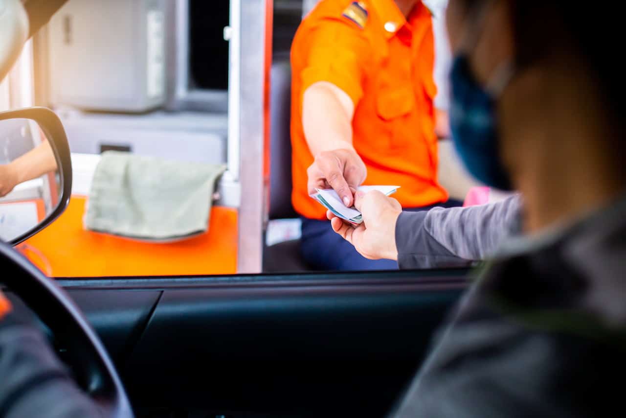 Motorista pagando a tarifa de pedágio