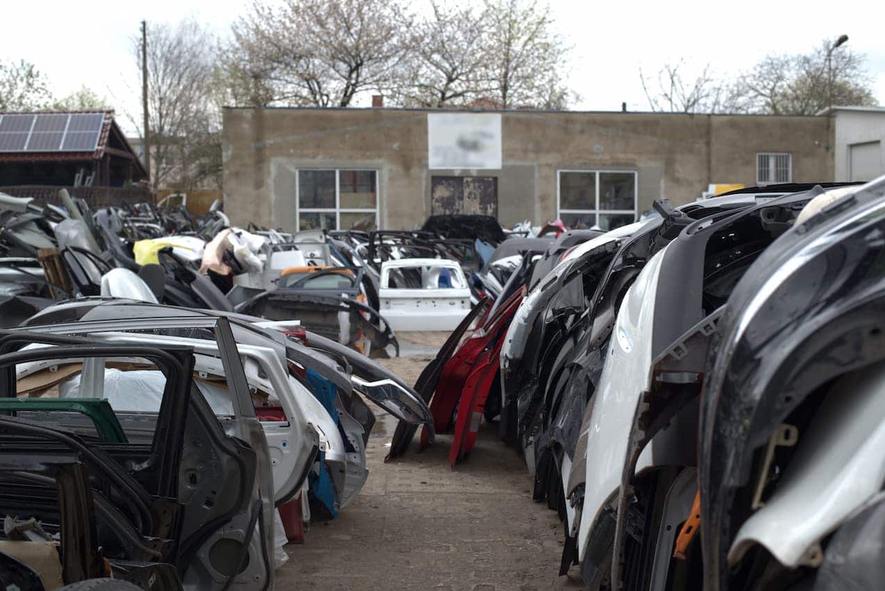 Peças de carro em um pátio