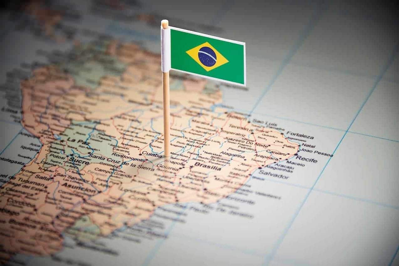 Mapa e a bandeira do Brasil