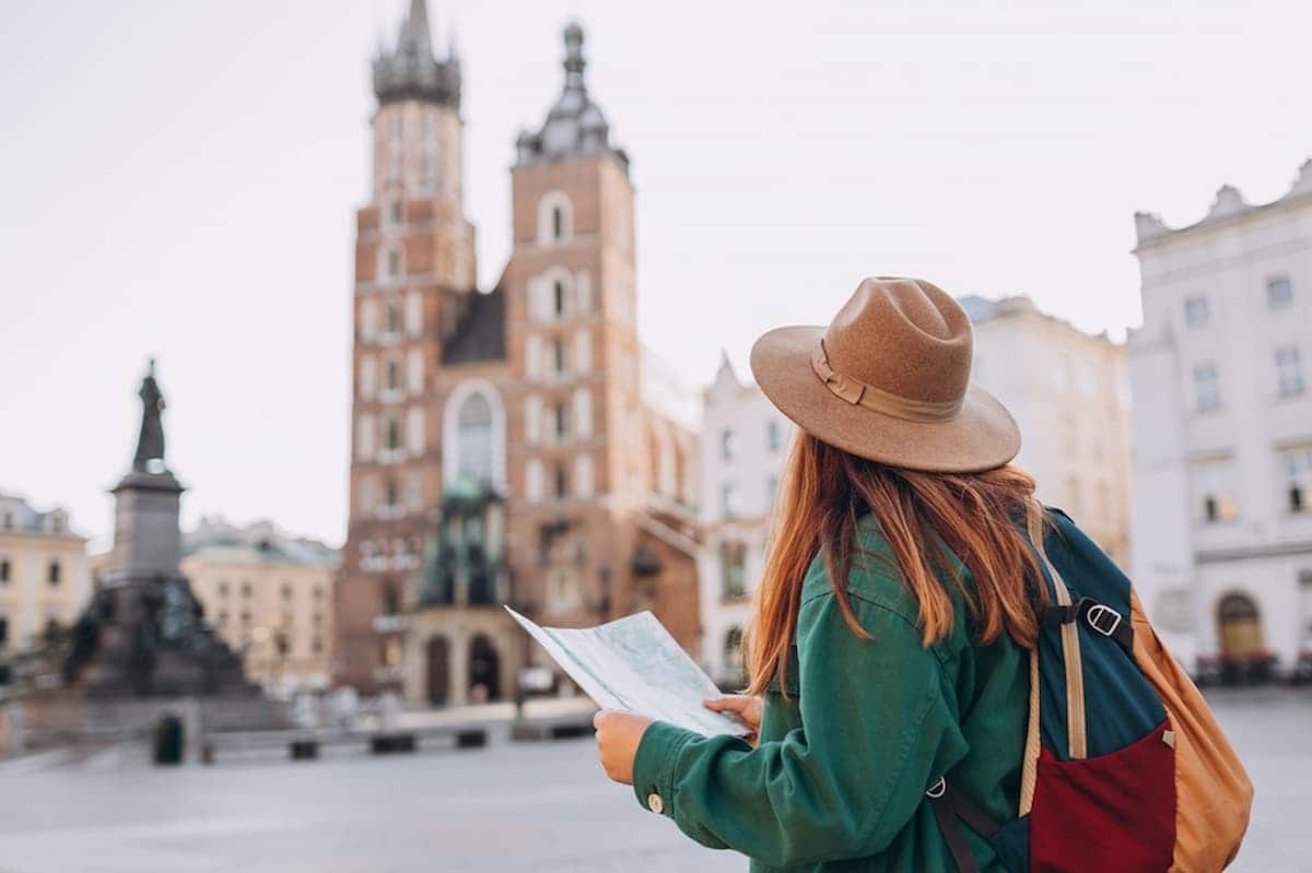 Menina viajando pela Europa, segurando um mapa na mão. cidadania