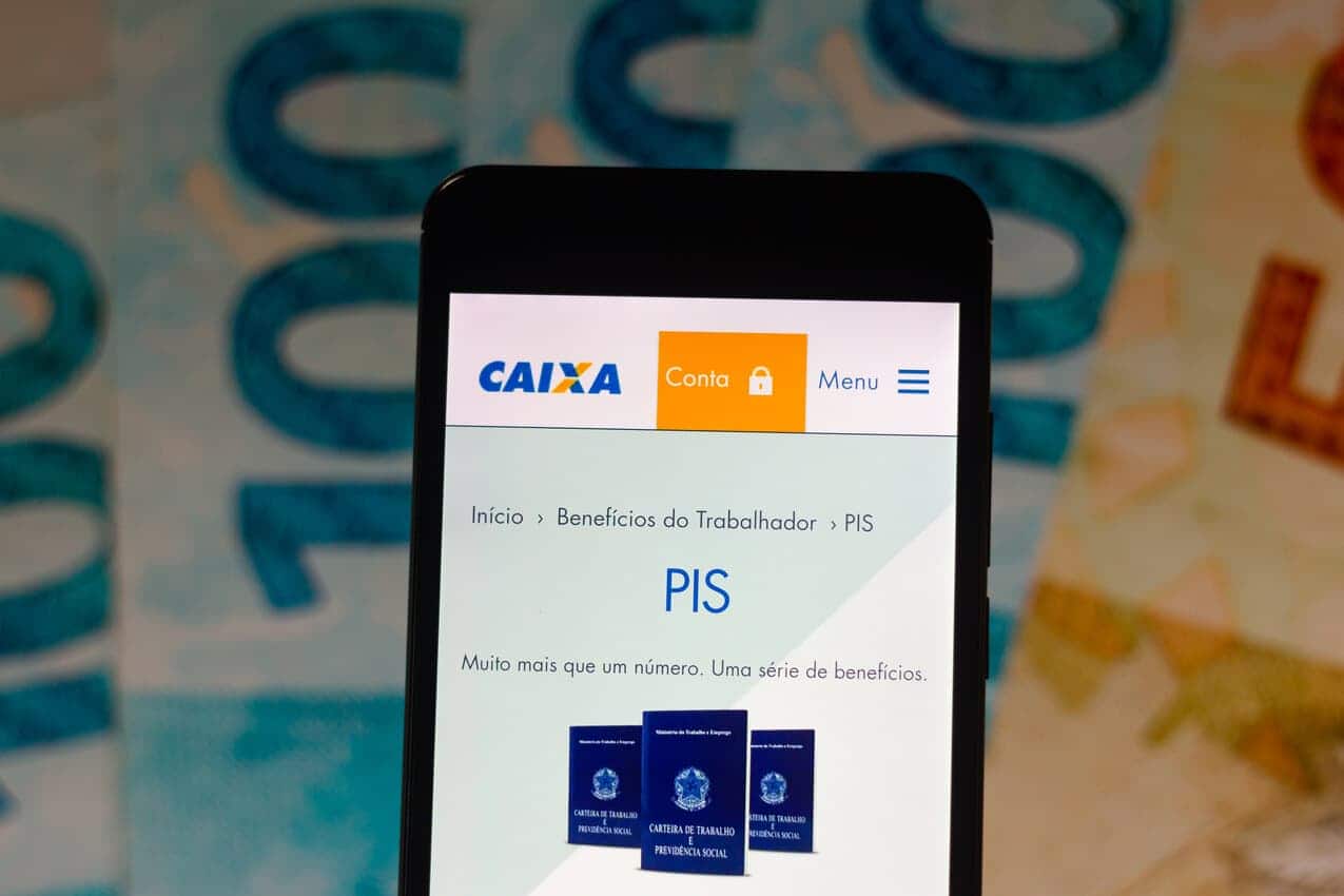 Na imagem, celular com o aplicativo da Caixa aberto na área do PIS.