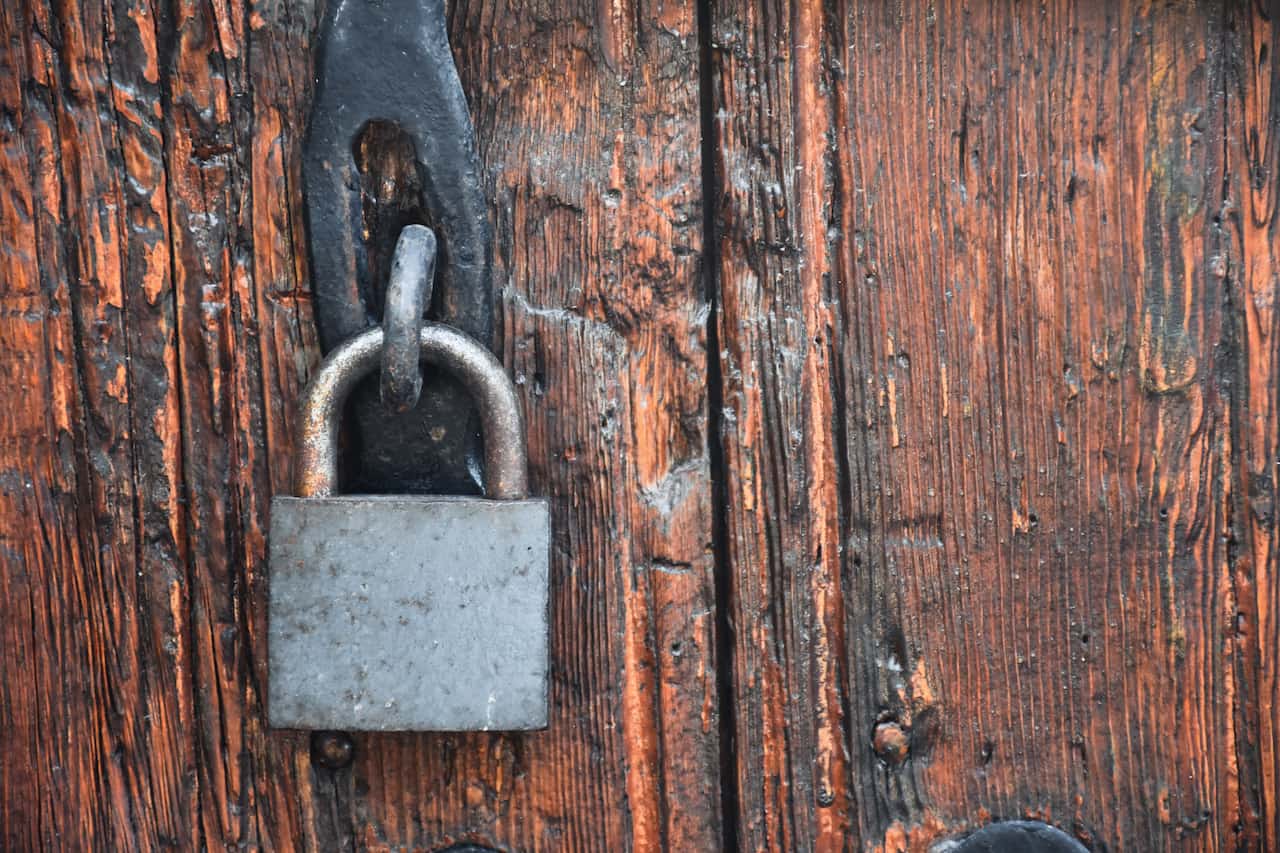 porta antiga com cadeado