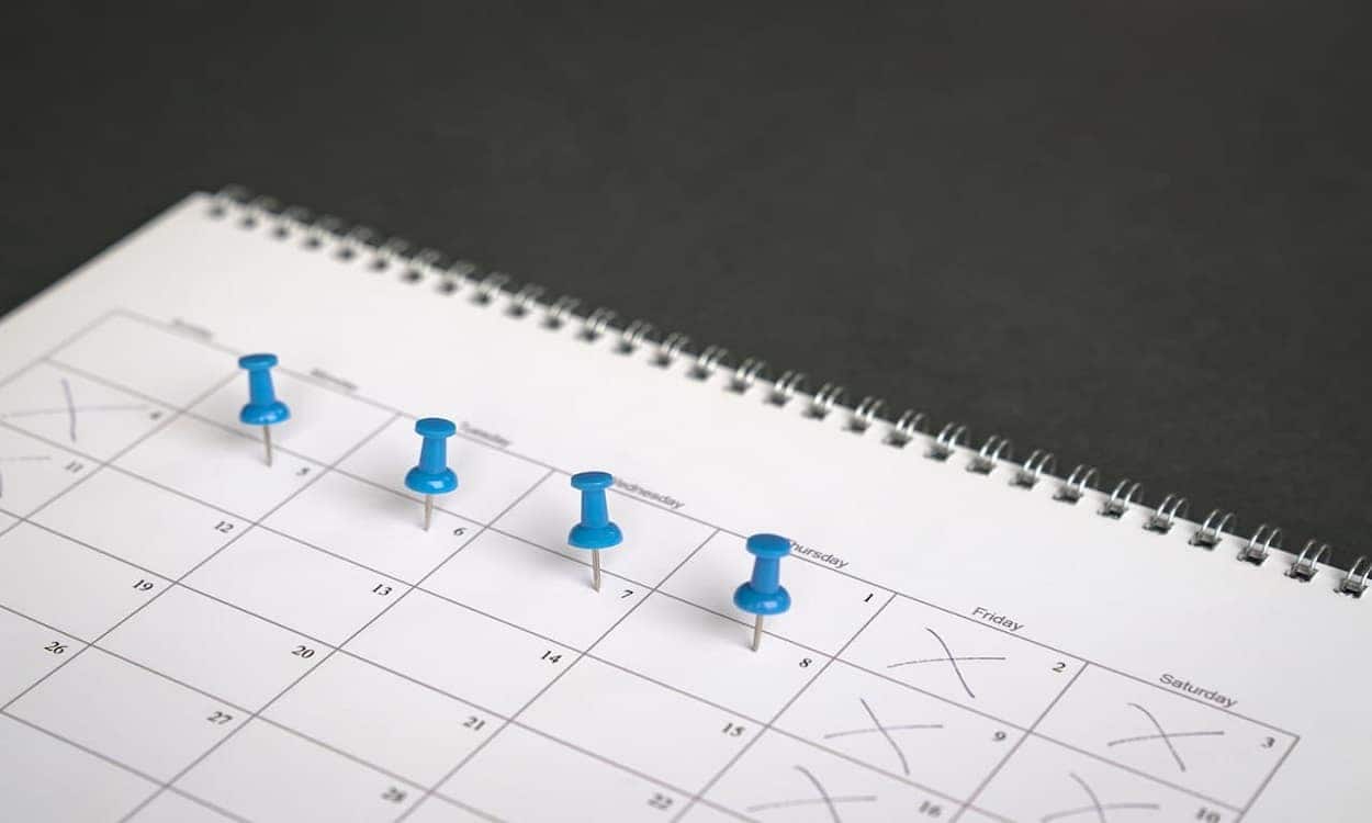 Calendário marcando 4 dias de trabalho e 3 de descanso feriados