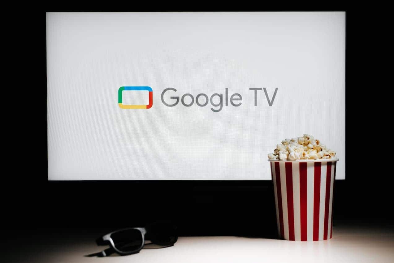 Televisor com Google Tv e pote de pipoca