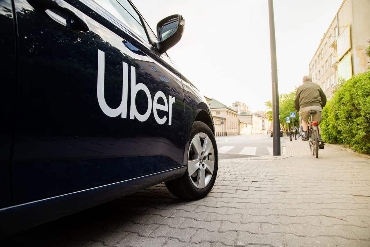 carro com logo da Uber