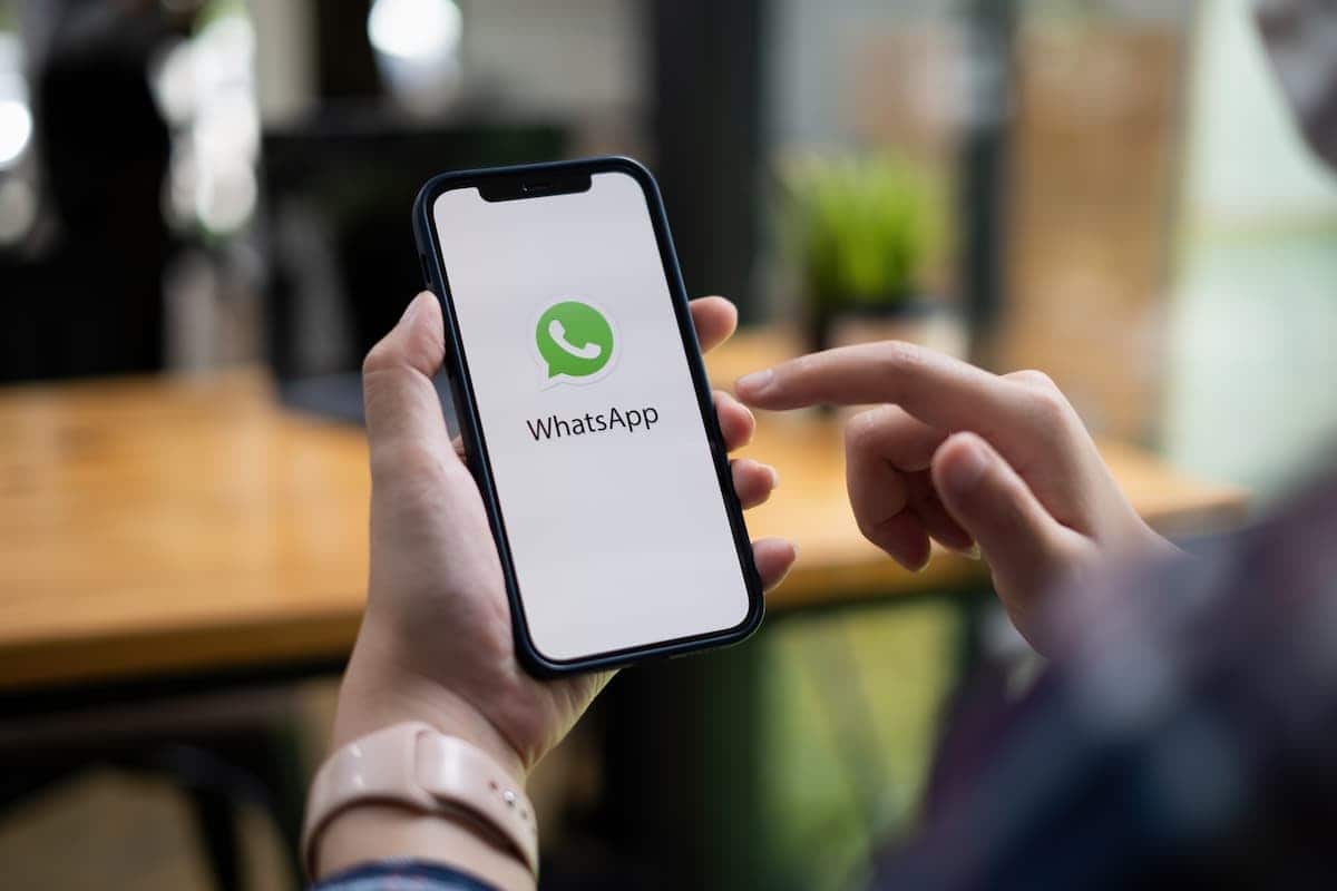Usuária utilizando o aplicativo WhatsApp no celular