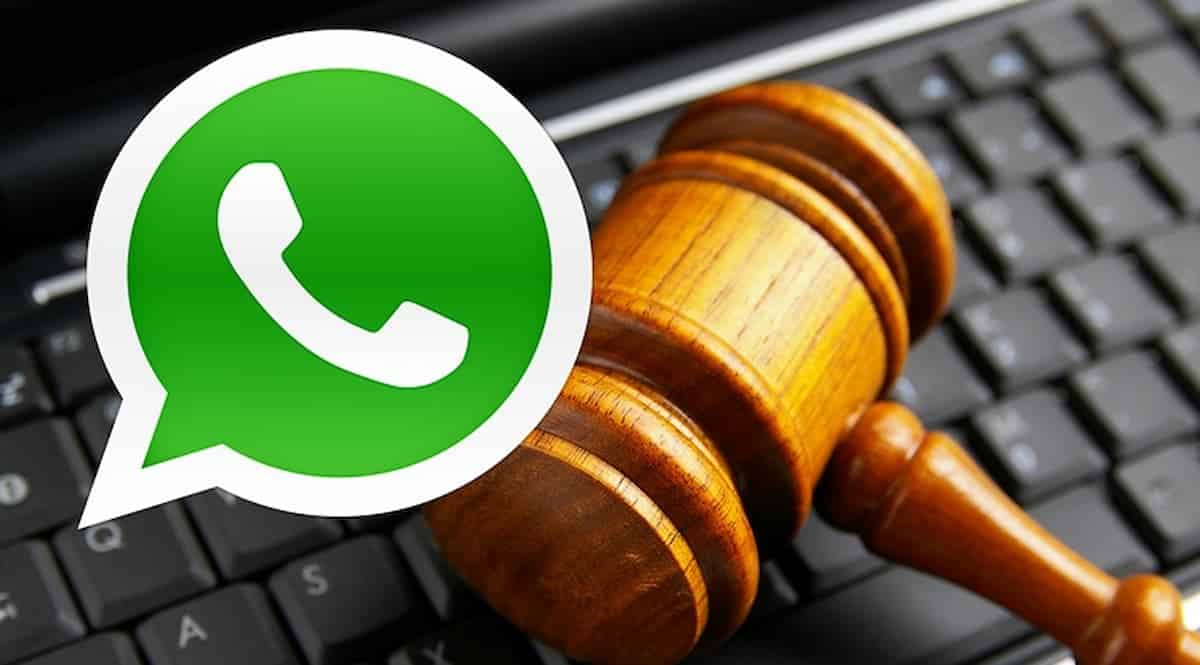 logo do Whatsapp com um martelo da justiça atrás