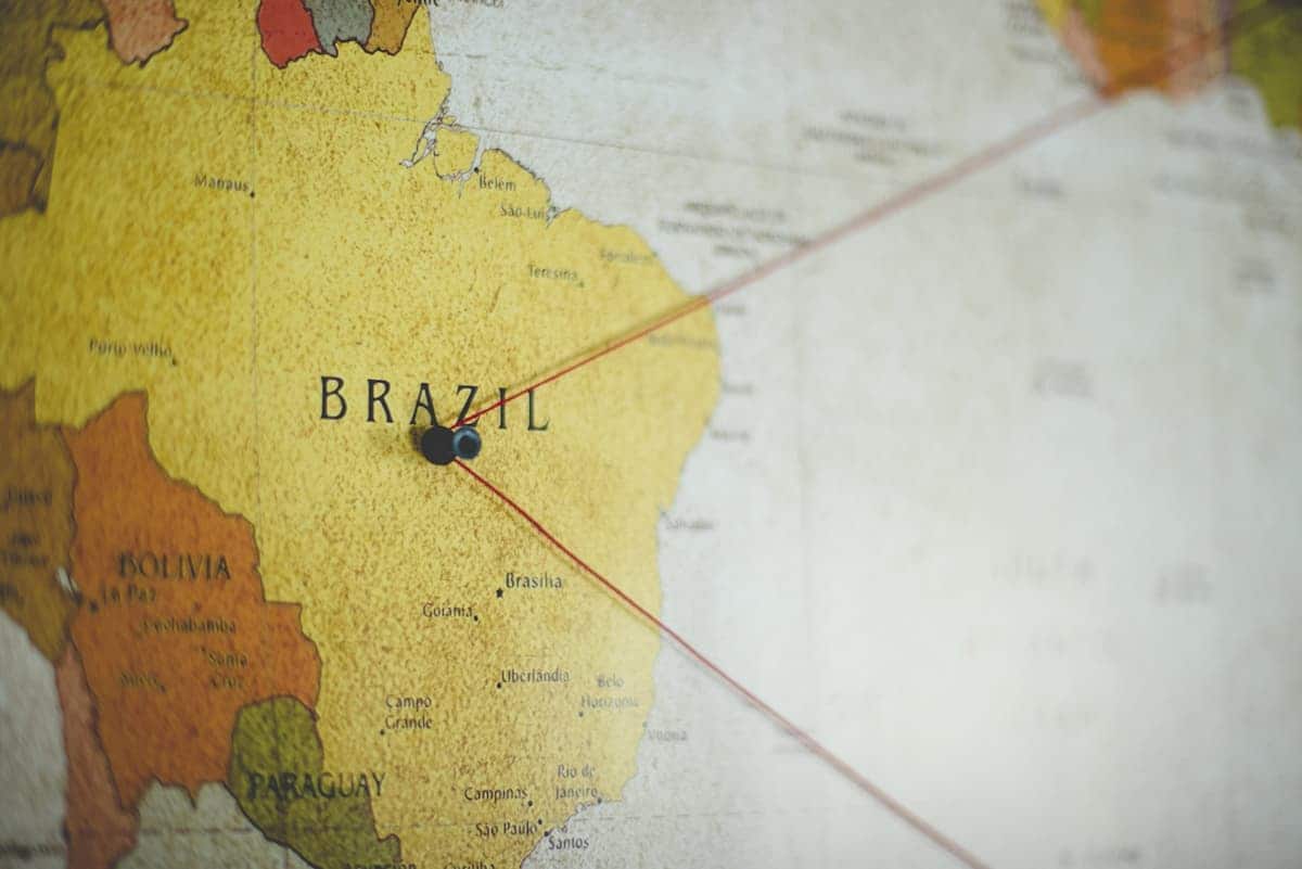 A imagem mostra o mapa do Brasil, no múndi, com um alfinete.