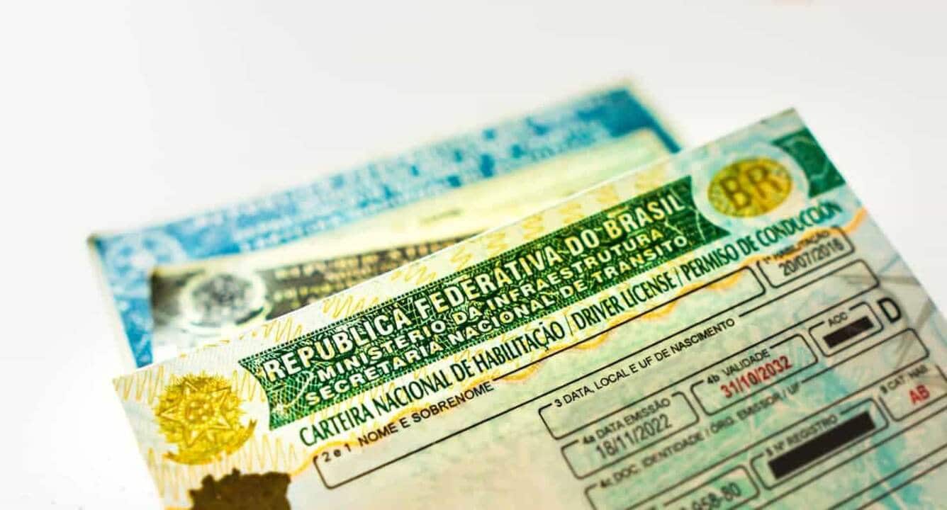 A imagem mostra uma CNH.