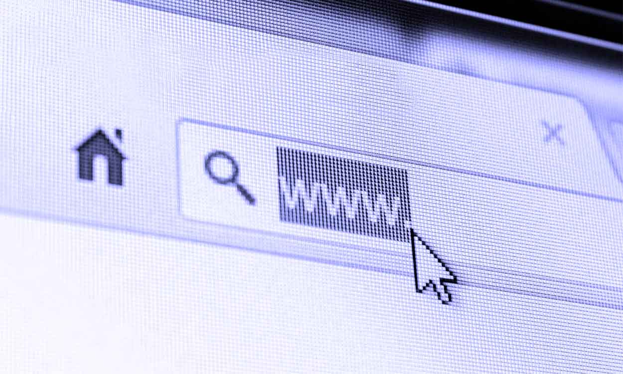 Cursor do computador na barra de pesquisa do navegador da internet.