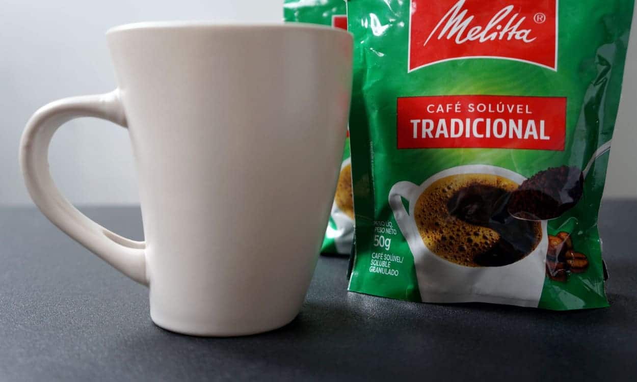 Pacote de café Melitta ao lado de uma caneca