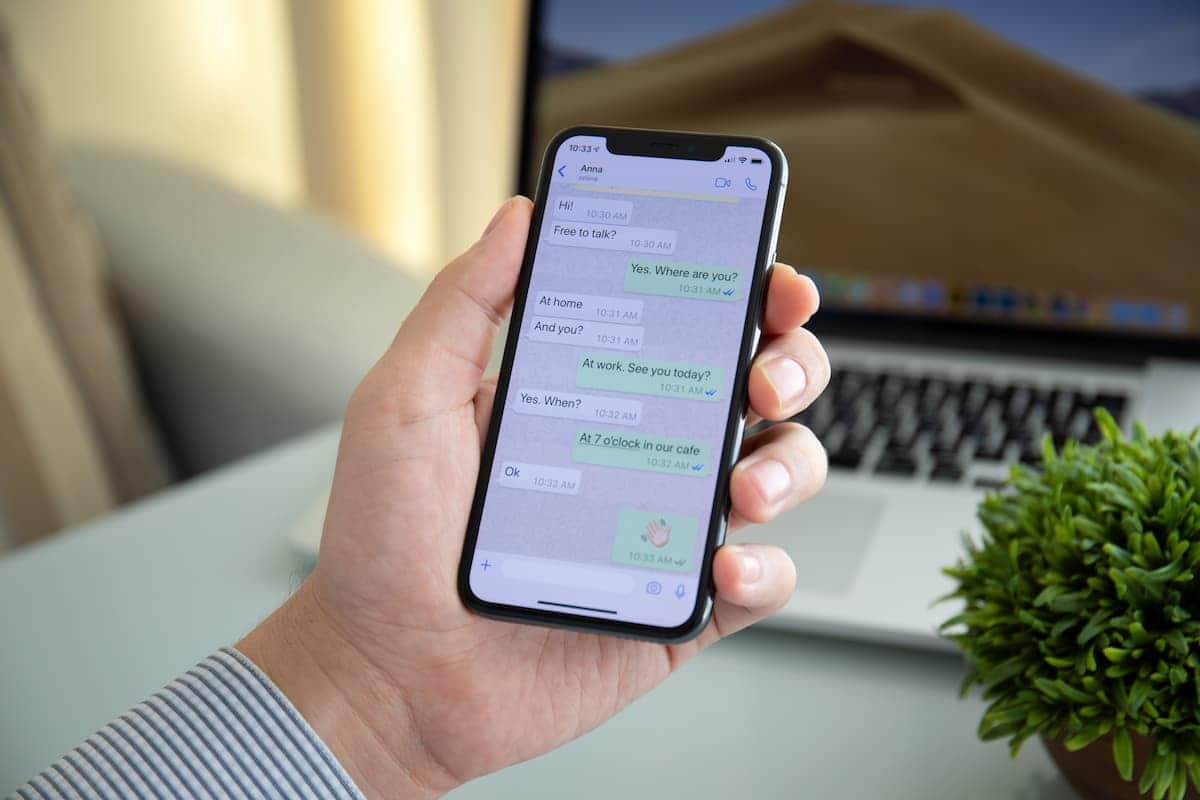 Aplicativo do WhatsApp em celular de usuário