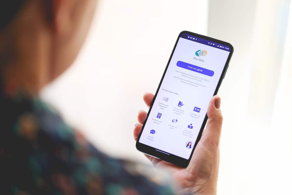 Aplicativo do INSS em smartphone de usuário.