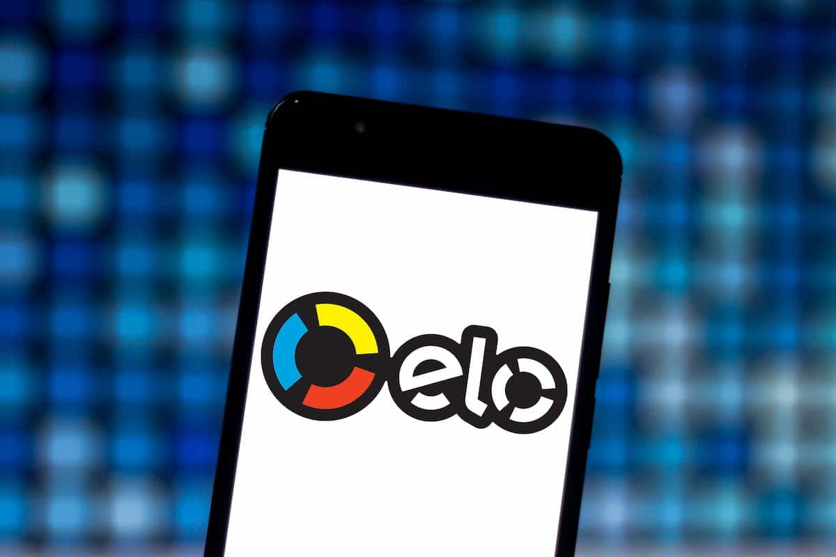 Celular com aplicativo Elo em fundo desfocado