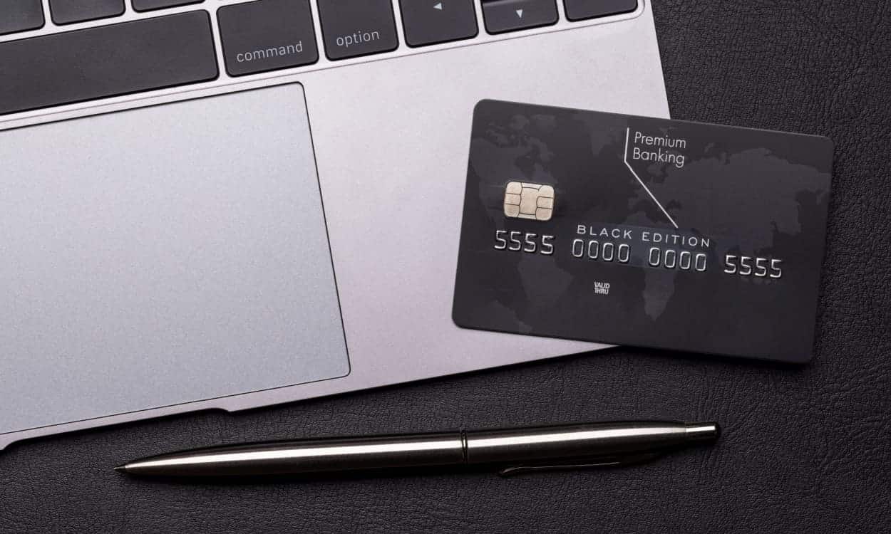 Cartão Black sobre o teclado de um notebook
