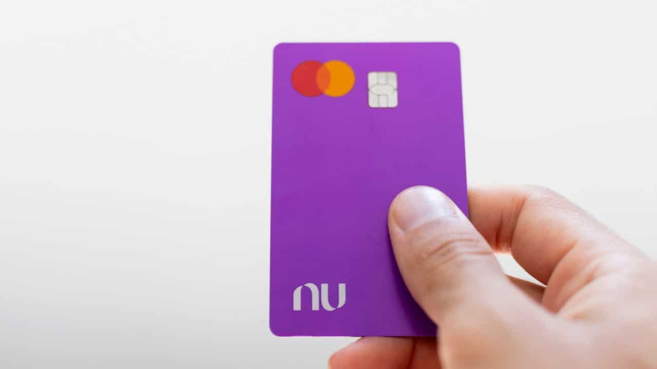 Mão segurando cartão Nubank