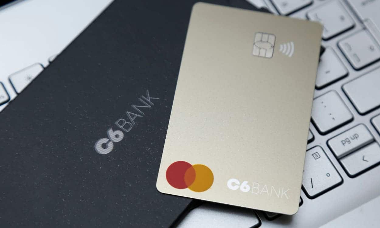 Cartão do C6 Bank em cima de um teclado de computador