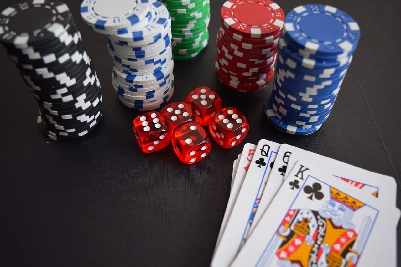 Fichas de cassino, cartas e dados