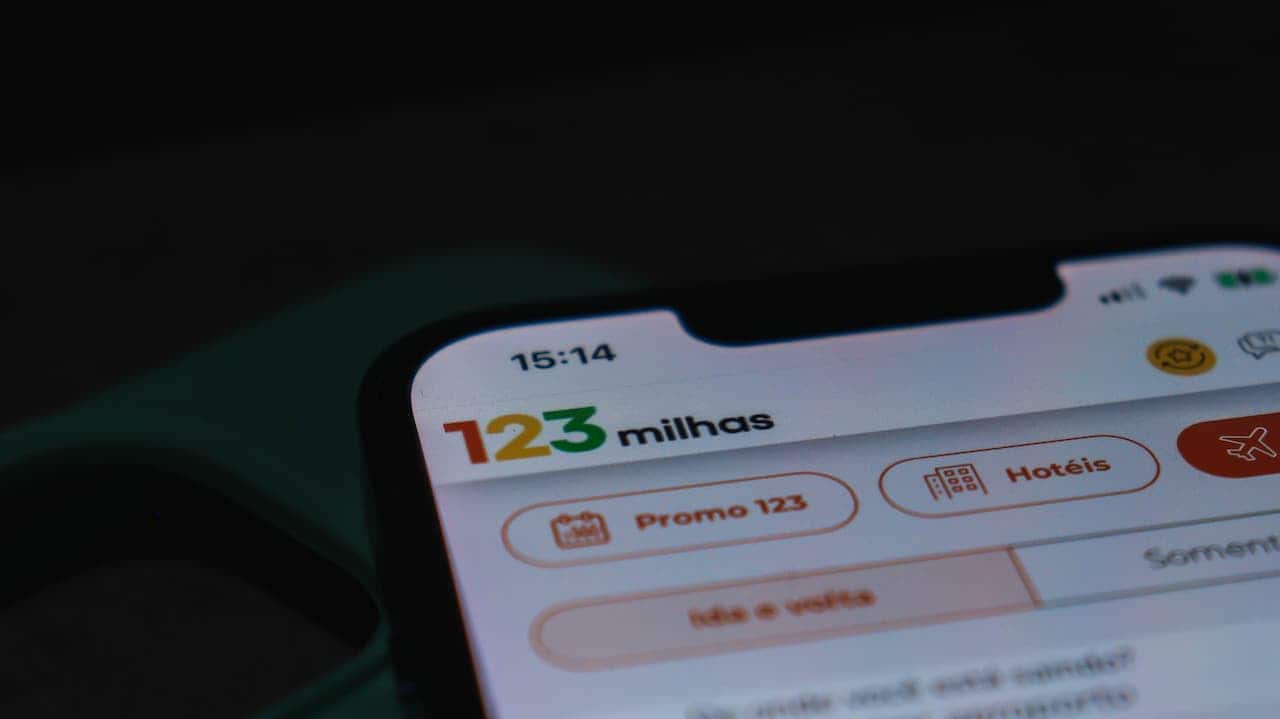 celular com o aplicativo da 123milhas