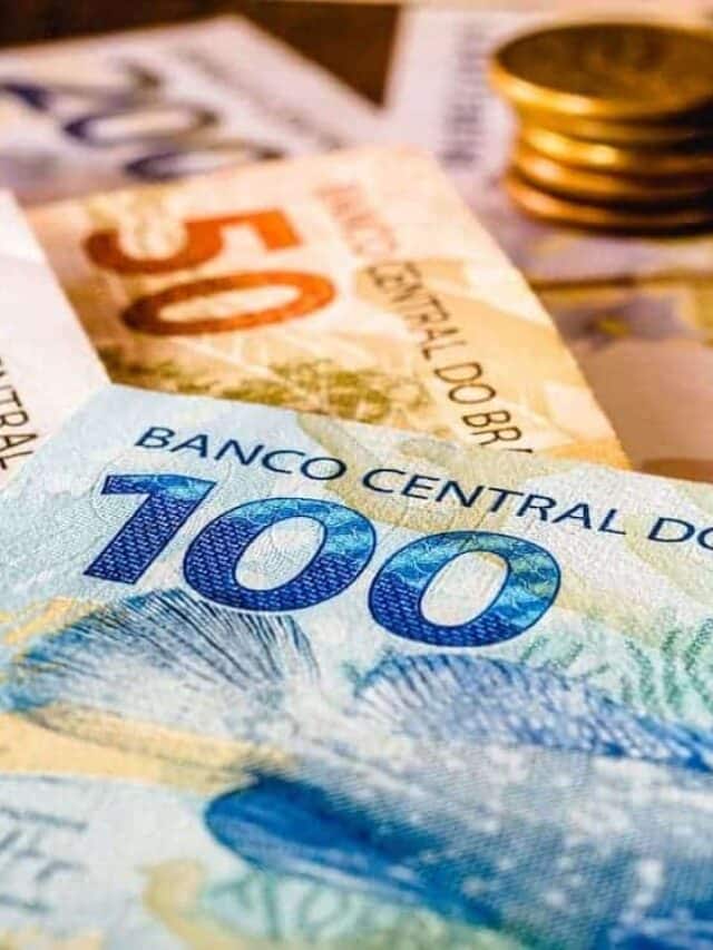 Notas de dinheiro e moedas de Real.
