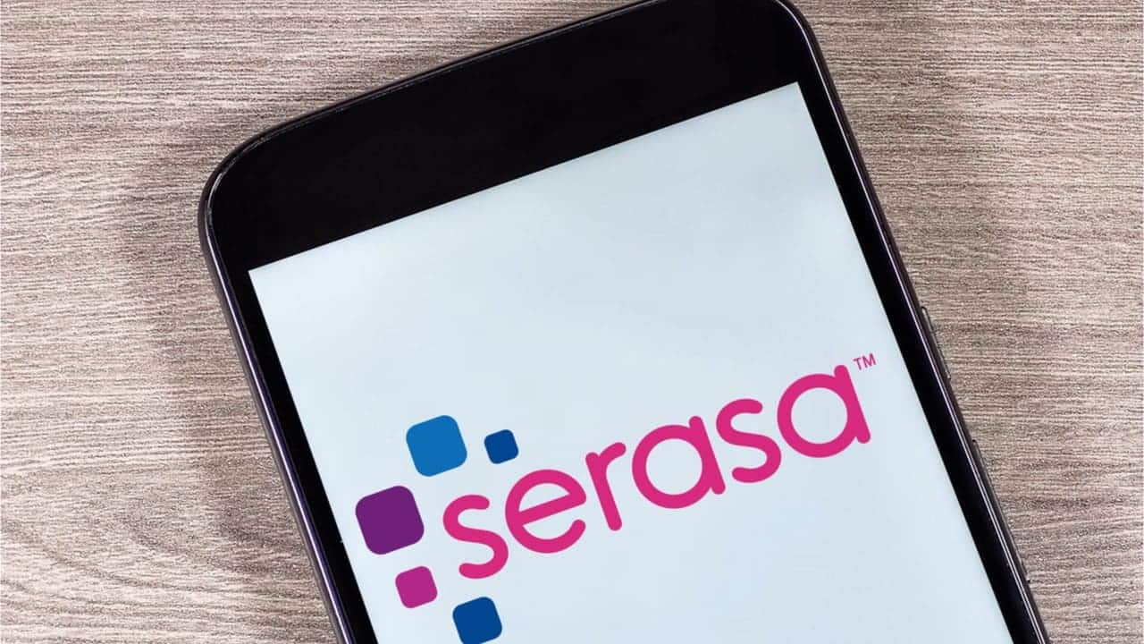 Celular com a logo da Serasa na tela.