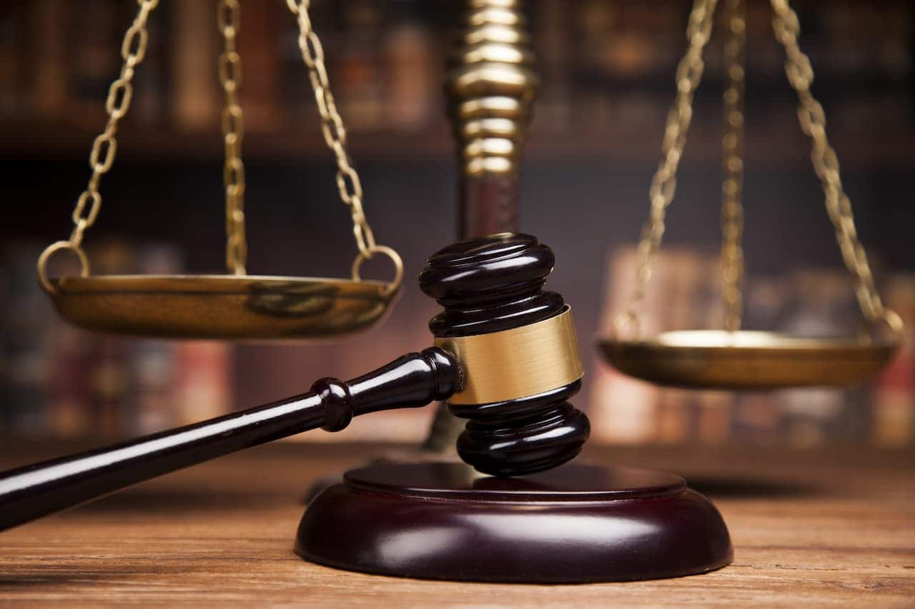 Na imagem, martelo de juiz e balança da justiça