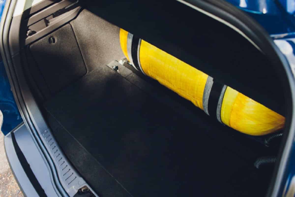 carro com o cilindro do kit gás